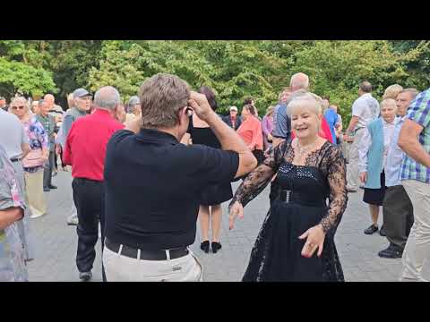 Видео: 24.09.23г..."А Черёмуха Белая"... звучит на танцполе в Гомельском парке...