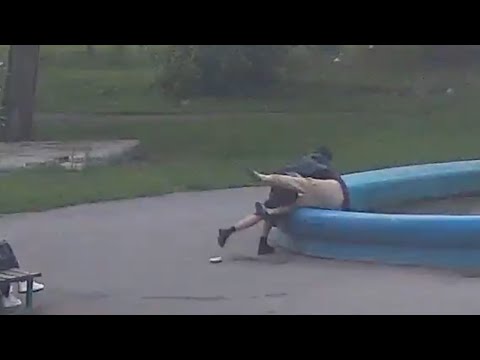 Видео: Судный день для типов, искупавших даму в фонтане. Real video