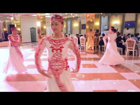 Видео: Казахский танец в красных костюмах