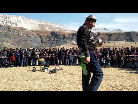 Видео: Силач Омар Ханапиев в с. Гагатли.8.03.2020 г