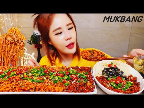 Видео: Субтитры) Скучный приправленный кокль Горячие лапши Кимчи Горячие перцы MUKBANG ASMR eating show