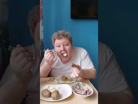 Видео: Завтрак: Картошка, луК, селедочка, мяско, яички