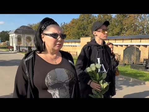 Видео: СОЛИСТКА ГРУППЫ ЛАСКОВЫЙ МАЙ ПРИШЛА НА МОГИЛУ ЮРИЯ ШАТУНОВА В ДЕНЬ РОЖДЕНИЯ | 6.09.2025 