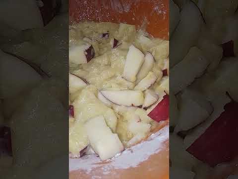 Видео: Шарлотка с яблоком