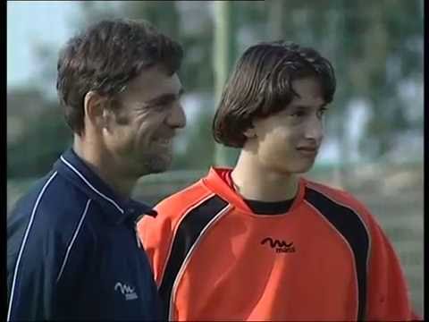 Видео: Тренировка футбольных вратарей.  Игра на выходах и перехватах мяча.  2 часть