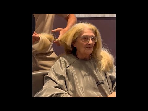 Видео: Она просто хотела выглядеть моложе... Ее реакция оставит вас безмолвными