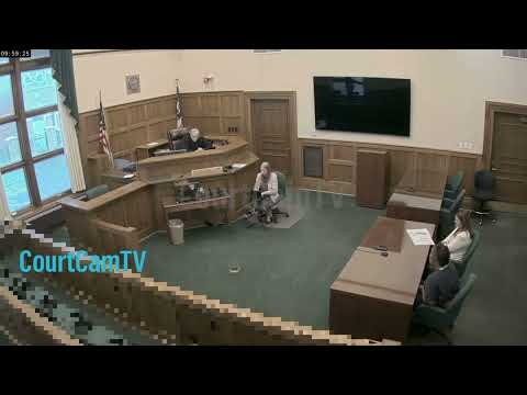Видео: Дерзкая женщина ругается с судьей во время оглашения приговора!