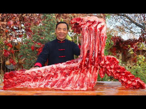 Видео: Огромная целая говяжья рёбра, замаринованная и тушённая целый день! Рубят топором! | Дядя гурман