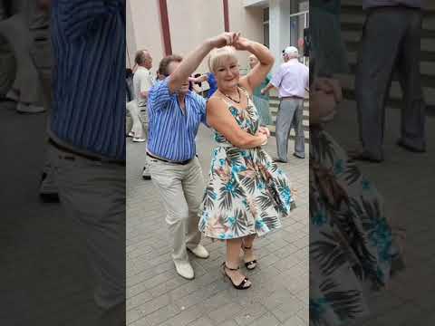 Видео: 8.07.23г...НА СЕНОВАЛЕ "...💃🕺👍👍👍...танцуют... ОЛЕГ с КАТЕЙ...в Гомельском парке на танцполе...