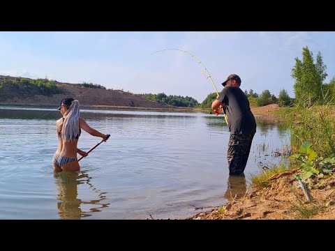 Видео: Невероятная РЫБАЛКА С ЖЕНОЙ! Мы новички УДЕЛАЛИ ПРОФЕССИОНАЛОВ! Еле вытащили такого гиганта!
