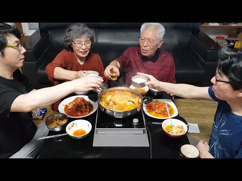 Видео: Budae-jjigae mukbang, чтобы поесть всей семьей, Nogak-chim, Cabbage jeotjeolgi, Family mukbang