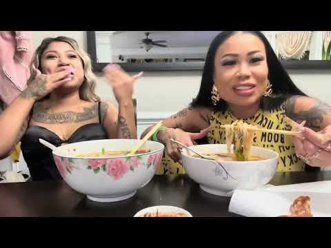 Видео: Моя семья в Северной Каролине ест лапшу с @tinylicious