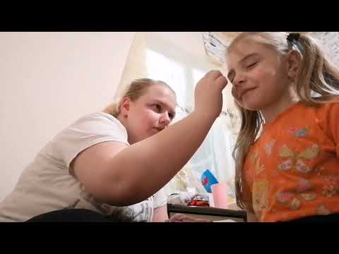 Видео: ASMR делаю младшей сестре макияж детской косметикой #асмр#asmr