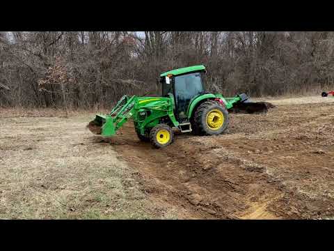 Видео: Рытье дренажной канавы с помощью трактора и наклонного заднего отвала 🚜