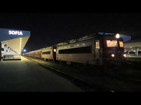 Видео: Влак на "БДЖ-ТП" с цимент минава през Централна ЖП гара София, начело с машини 43 528 и 43 533...