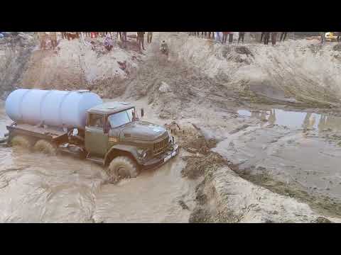 Видео: ЗИЛ 131 штурмует грязь на Уральской Засаде