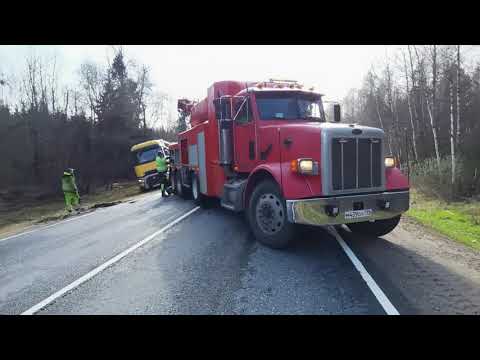 Видео: Фура, 27 тонн груза, увязла в кювете.