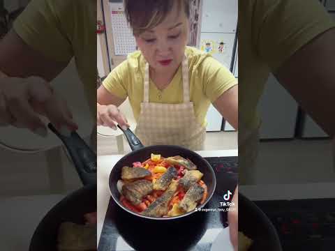 Видео: Рыба жареная с овощами