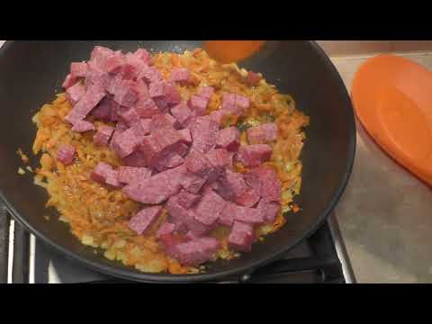 Видео: РИС С КОПЧЕНОЙ КОЛБАСОЙ, ВСЁ БЛЮДО В ОДНОЙ СКОВОРОДЕ
