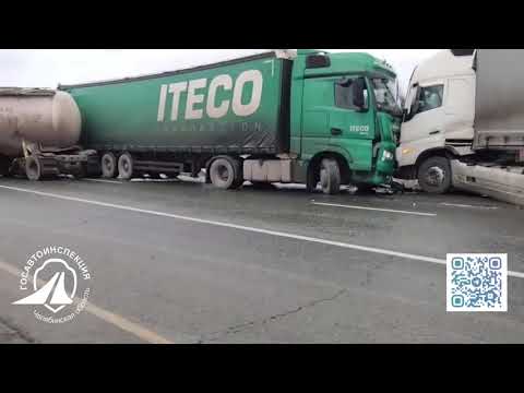 Видео: Автоколлапс на М-5. 9 грузовиков и автобус