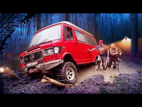 Видео: Mercedes 4х4 в болоте. Спасение автобуса любой ценой!