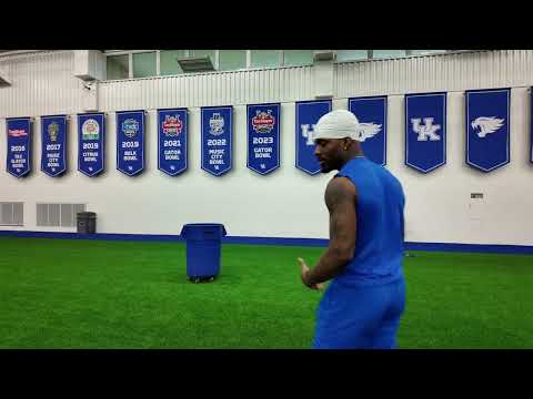 Видео: Как ловить футбольные мячи через плечо