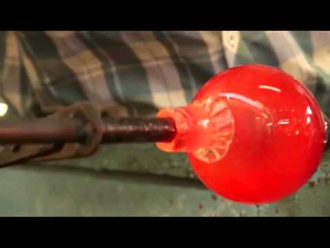 Видео: Гутное стекло - работа мастера