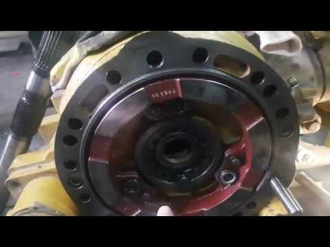 Видео: CAT 444E  разборка заднего моста 2018 03 15  Проблема обнаружена ; заклинил нажимной супорт тормозов