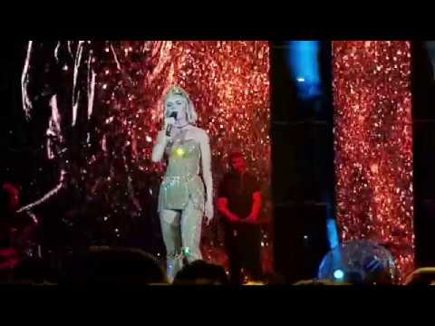 Видео: Полина Гагарина - Перепутала город и исполнила "Навек" (тур "Обезоружена") Калининград