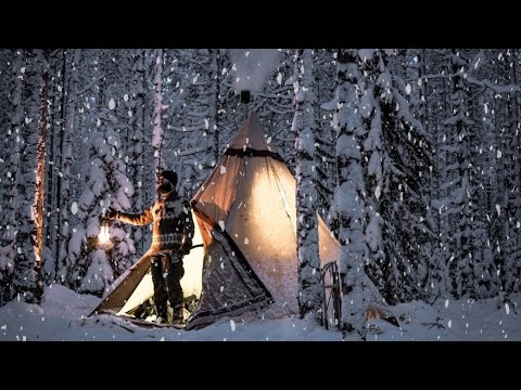 Видео: НОЧЁВКА В ЗИМНЕМ ЛЕСУ - ПАЛАТКА С ПЕЧКОЙ - ОДИНОЧНЫЙ КЕМПИНГ В ТАЙГЕ