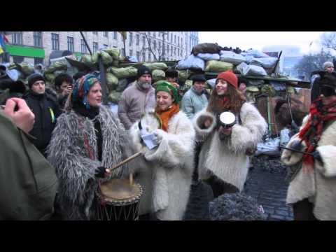 Видео: Дах Дотерс - концерт на барикадах. Dakh Daughters sing at the barricades. 08/02/2014