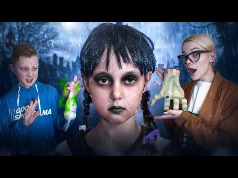 Видео: WEDNESDAY ADDAMS В РЕАЛНИЯ ЖИВОТ! Wednesday разследва престъпление в училище