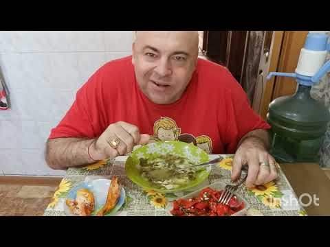 Видео: Мукбанг. Зелёный борщ, крылышки и маринованный перец. Как мой дедушка "большую шишку" встречал.