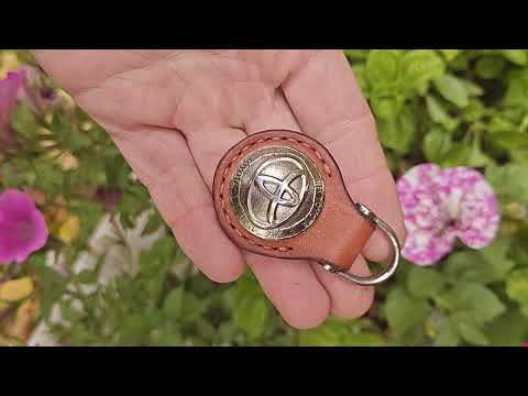 Видео: Брелок Toyota, сталь и оранжевая кожа