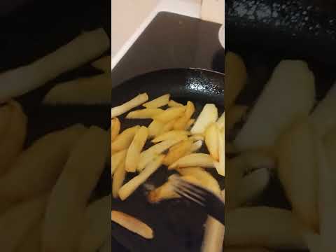 Видео: За обяд си пържа картофи Салата от белени краставици