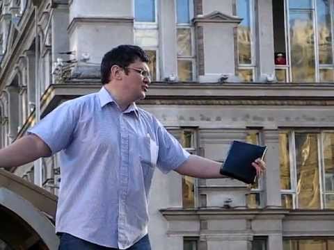 Видео: Нападение на уличного проповедника в Минске