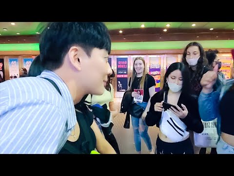 Видео: [Аргентинские красавицы выстраиваются в очередь, чтобы сфотографироваться с корейцем]