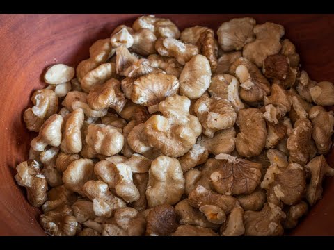 Видео: Как колоть черные грецкие орехи (идеальные 1/4)