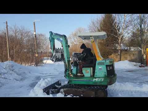 Видео: уборка снега мини экскаватор