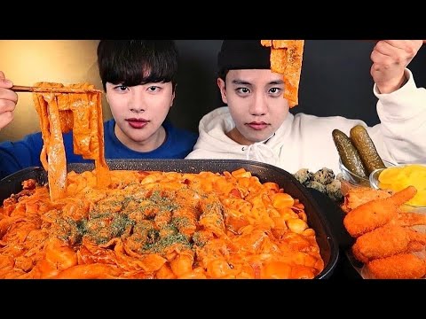 Видео: ENG SUB) Spicy Rosé TTEOKBOKKI (рисовые лепешки) Мукбанг с моим другом! 😋