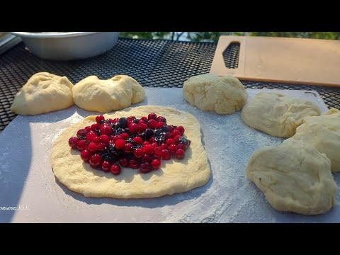 Видео: Пироги с брусникой в тайге