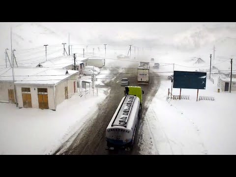 Видео: На перевале Төө-Ашуу выпал снег и стоит туман