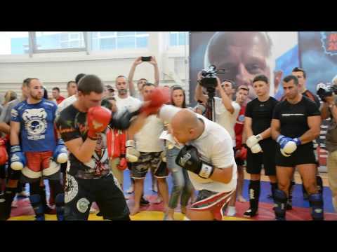 Видео: Мастер-класс Федора Емельяненко во Пскове (№4). Как правильно бить. Удар без замаха.