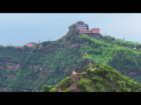 Видео: Исследуя скальный храм на горе в Гуйчжоу, дорога слишком страшная