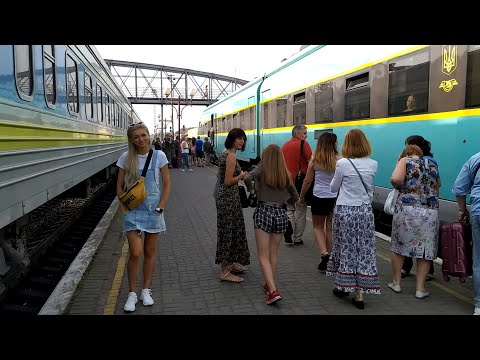 Видео: Дизель-потяг Чернівці-Львів прибуває в Івано-Франківськ 14 липня 2021 р.