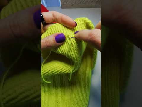 Видео: Як сховати кінчики нитки #вязанняспицями #лайфхаквязання #handmadehat
