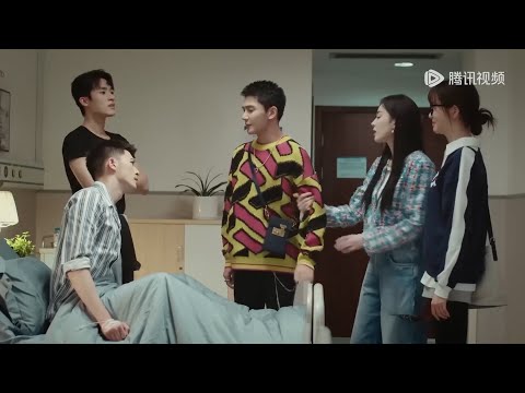 Видео: Золушка тянет босса за руку, генеральный директор ревнив и враждебен