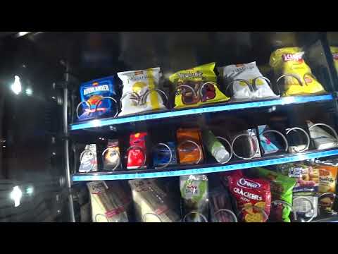 Видео: ИТАЛИЯ НОЧНАЯ ЖИЗНЬ БЕЗОПАСНО ЛИ ГУЛЯТЬ В БАРИ НОЧАМИ ЕМ МОРОЖЕНОЕ Я ШОКОЛАДНЫЙ ЗАЯЦ 4 МАЯ 2025