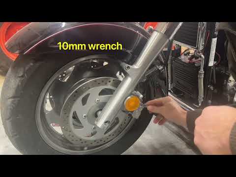 Видео: Снятие переднего и заднего колеса Suzuki Intruder VL1500 2003 года — C90