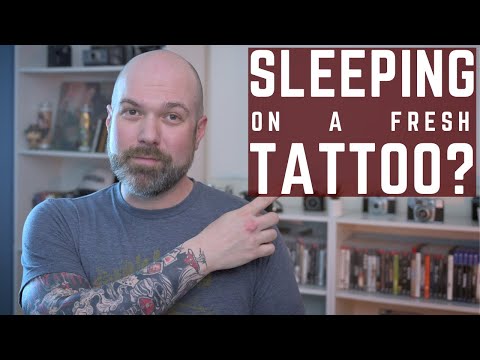 Видео: Спите со свежей татуировкой? | Всё об уходе за татуировкой ночью (и с домашними животными тоже!) ...